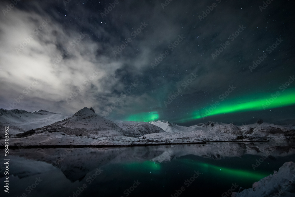 Naklejka premium Polarlicht über einem Fjord