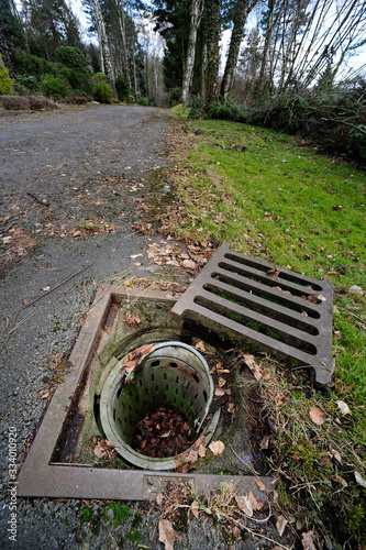 geöffneter Gullydeckel mit Auffangeimer (Todesfalle für Kleintiere)  - open manhole cover (Death trap for small animals) photo