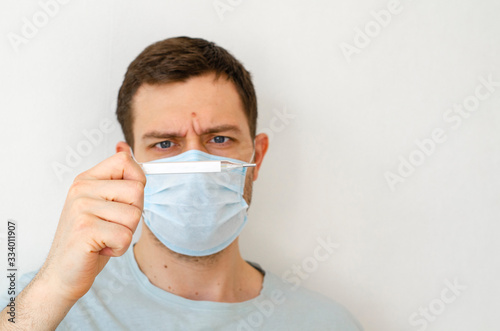 Coronavirus. Quarantine. A man measures the temperature. Heat. In the mask.