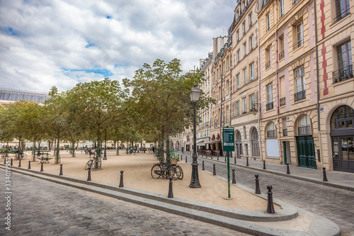Dauphine square in Paris © adisa