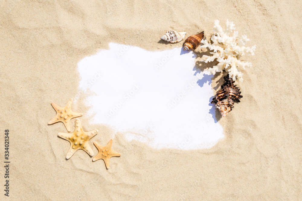 Obraz premium Frame with seashells, coral and starfish on golden sandy beach. Summer vacation concept with copyspace for text message