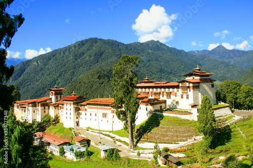 Königreich Bhutan, Jakar Dzong, Bergkloster, Himalaya Gebirge an einer hohen Bergwand, Kloster, Buddhismus, Mönche, Panorama, Ausblick, abgeschieden, Reisen, Urlaub, Asien