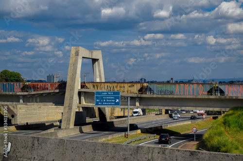 Trem de carga passando por ponte de concreto