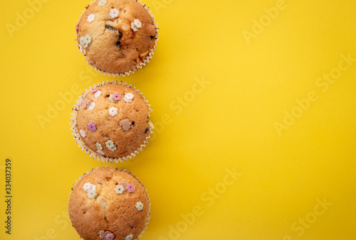 Muffinki z kolorową posypką na kolorowym tle