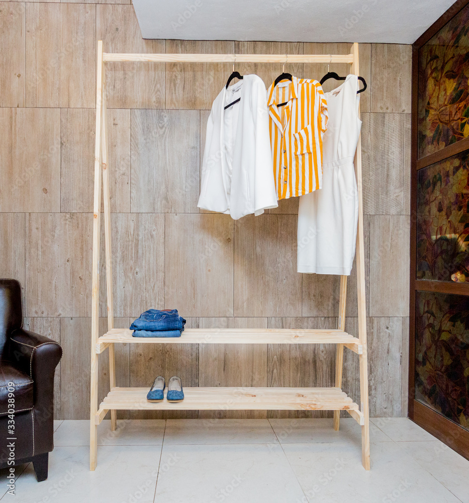 CLOSET CLOSET