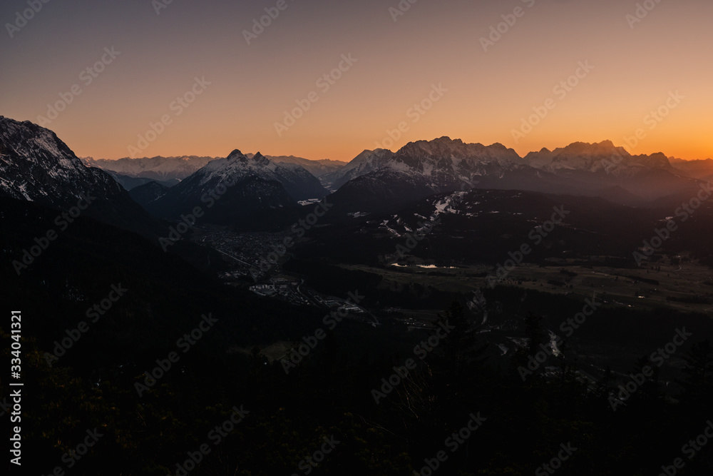 Zugspitze im Licht der Abendsonne beim SOnnenuntergang