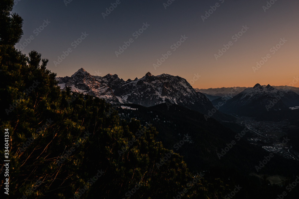 Abendrot am Karwendelmassiv in den Alpen