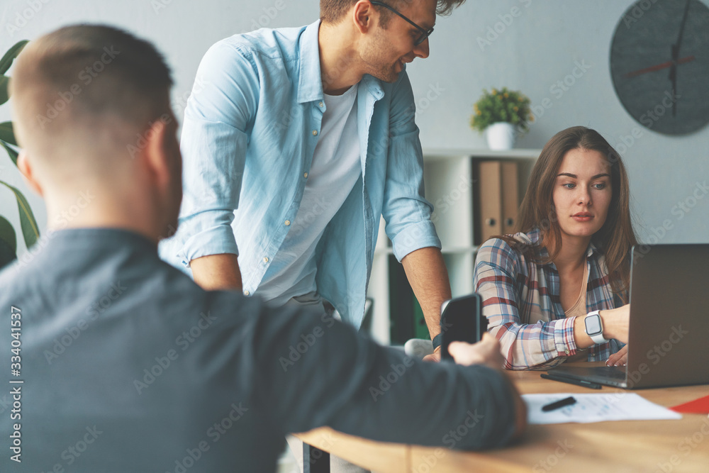 Obraz premium Startup talking, meeting, discussing, brainstorming together while sitting at wooden working desk