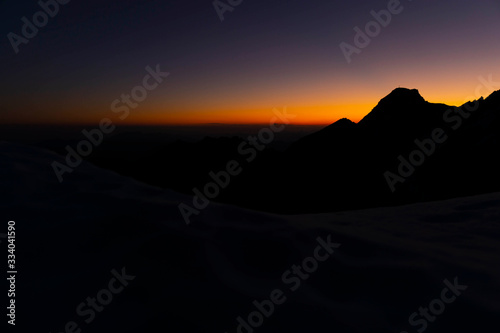 Morgengrauen hinter den Bergen der Alpen