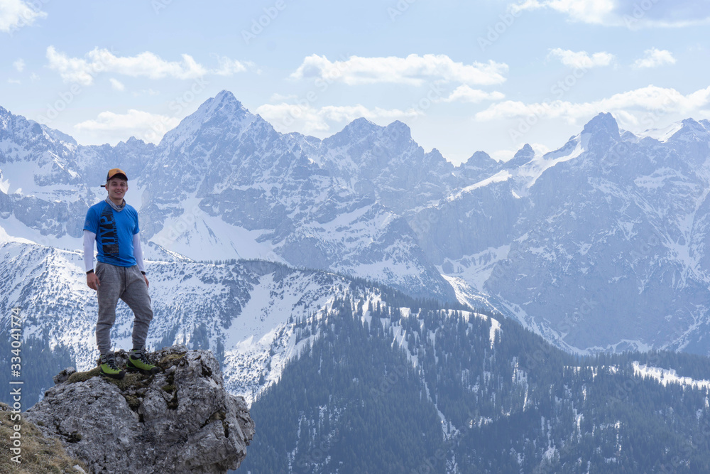 Junger Mann beim Bergsteigen in den Alpen. Mit Imposanten Bergmassiven im Hintergrund