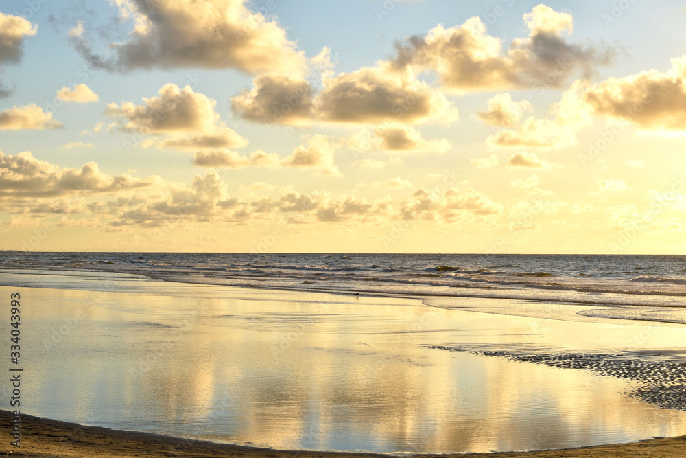 Obraz premium sunrise on the ocean at the beach