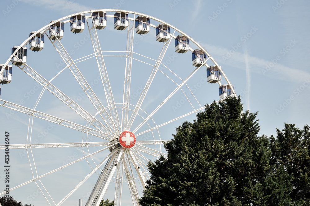Fototapeta premium ferris wheel on blue sky