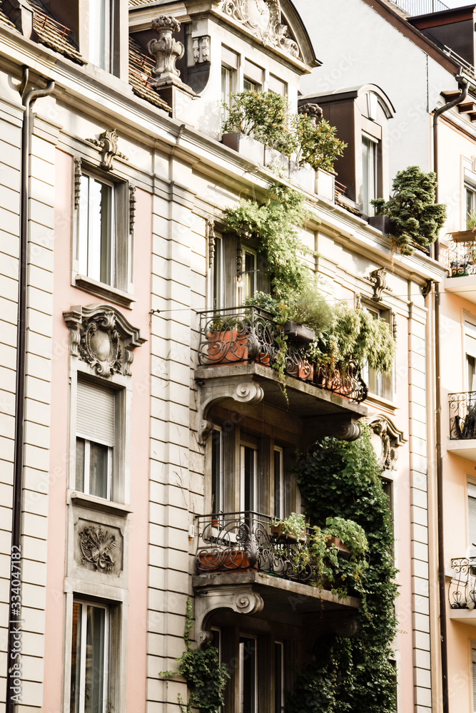 Naklejka premium old house in the city
