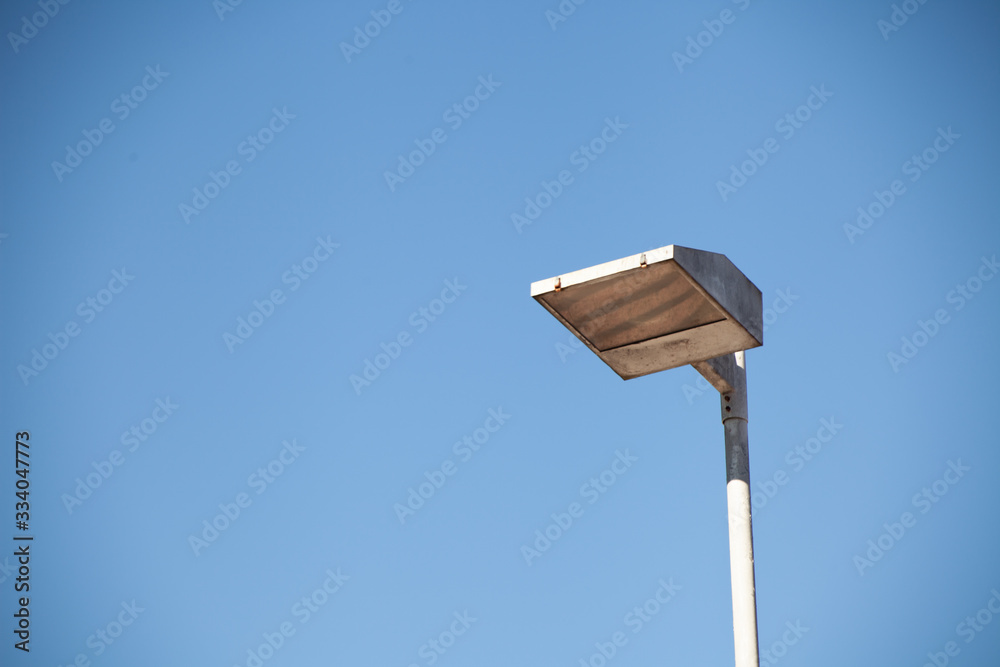 Poste de luz de rua isolado com céu de fundo