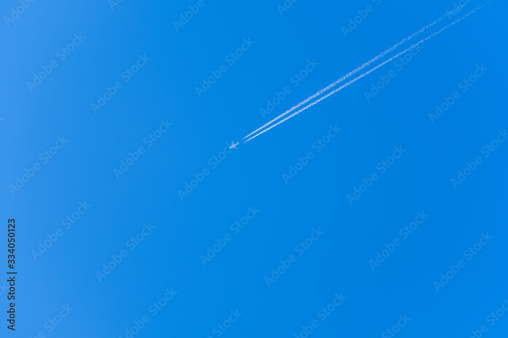 【写真素材】飛行機雲 青空 空 春の空 背景 背景素材 3月 コピースペース 【写真素材】飛行機雲 青空 空 春の空 背景 背景素材 3月 コピースペース