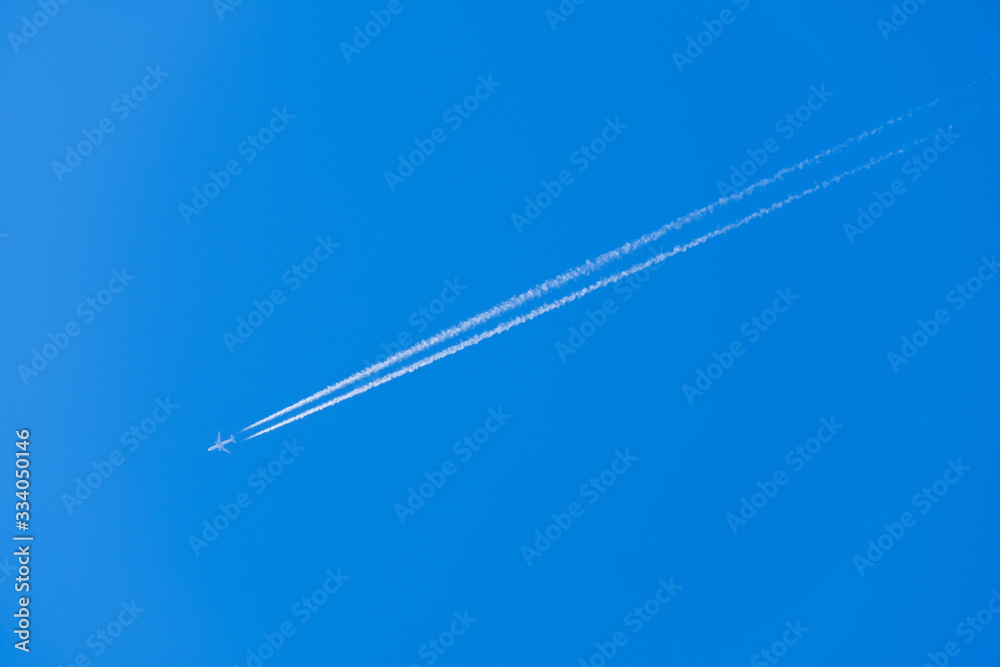 【写真素材】飛行機雲 青空 空 春の空 背景 背景素材 3月 コピースペース 【写真素材】飛行機雲 青空 空 春の空 背景 背景素材 3月 コピースペース