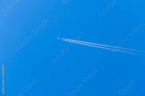 【写真素材】飛行機雲 青空 空 春の空 背景 背景素材 3月 コピースペース