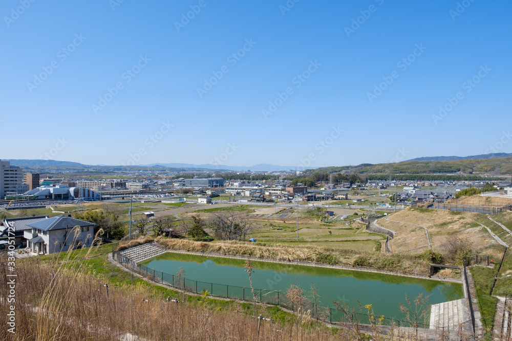 Naklejka premium 青空と街並み 市街地 木津川市 2020年3月