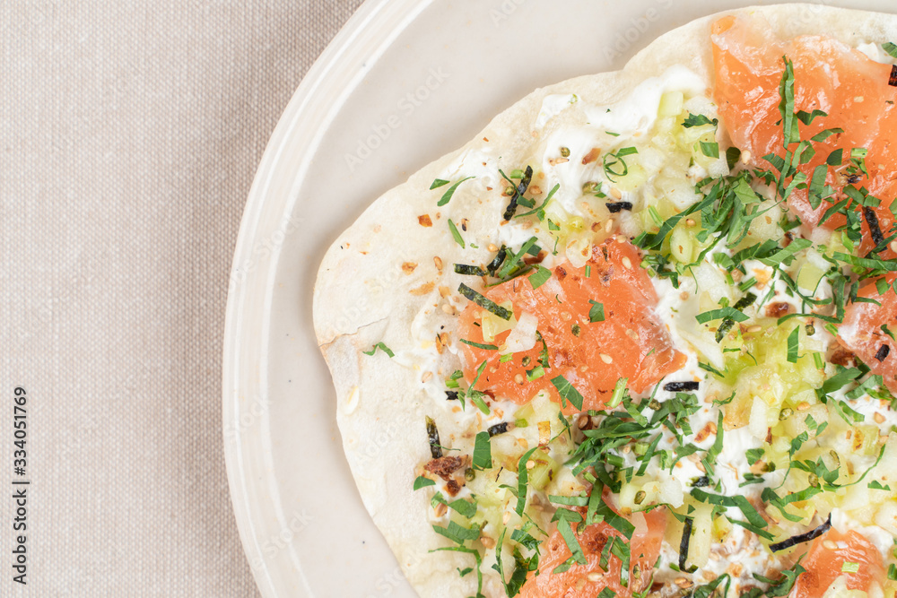 Crunchy roasted flatbread with salmon, cream cheese and caviar Crunchy roasted flatbread with salmon, cream cheese and caviar
