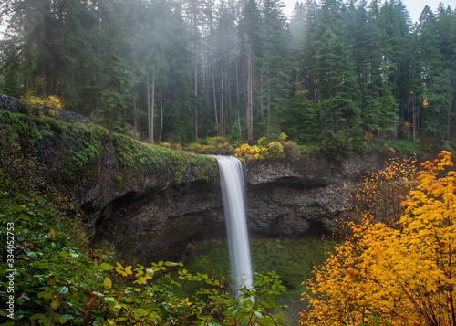 Φωτογραφία Long exposure of a waterfall at Silver Falls State Park in the Autumn, featuring
