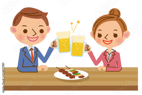 生ビールで乾杯するビジネスマンとビジネスウーマン
