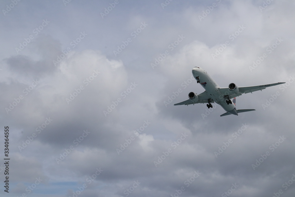 Latam airlines aterrizando 787 dreamliner