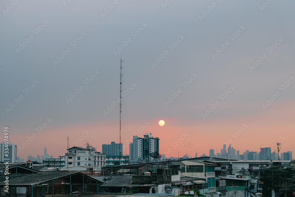 Naklejka premium sunset over the city
