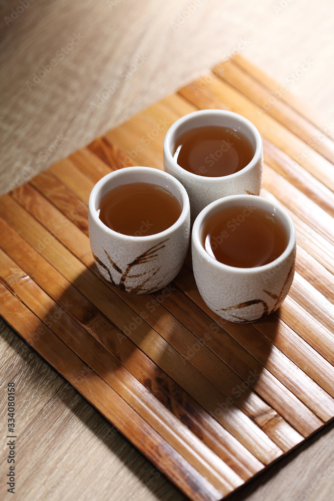 Obraz premium Japanese tea in ceramic cup on wooden tray