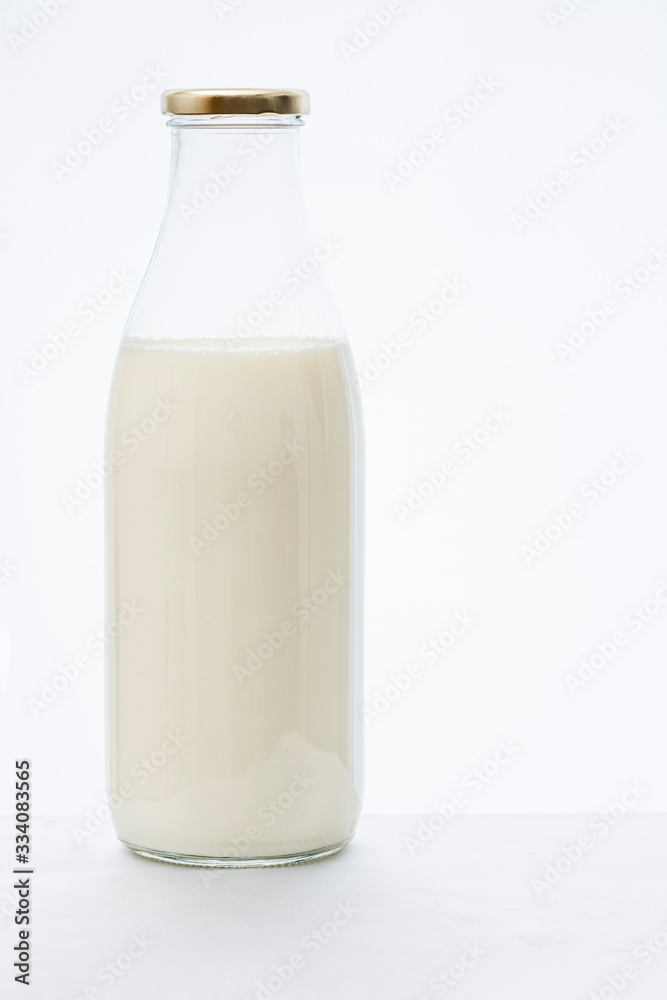 La bouteille de lait en verre. La bouteille de lait en verre.