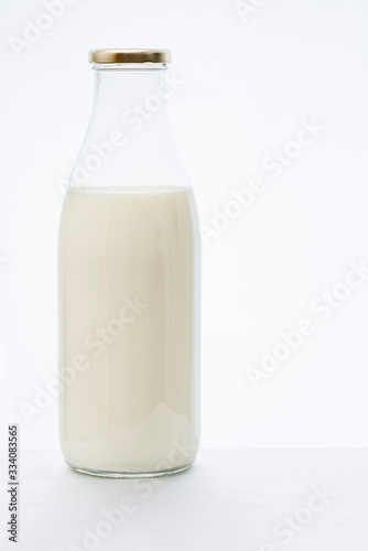 La bouteille de lait en verre. photo
