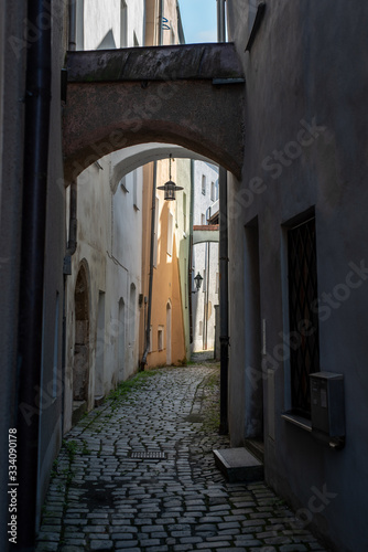 Narrow little alley in the center of Passau, Bavaria, Germany © imagoDens