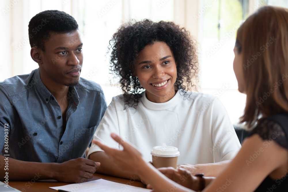 Φωτογραφία Woman realtor makes property offer for sale to African couple clients
