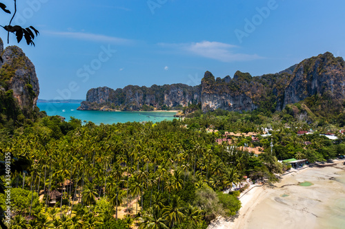 Fototapeta Naklejka Na Ścianę i Meble -  A beautiful tropical view of beaches, lush foliage and towering cliffs (Railay Beach, Thailand)
