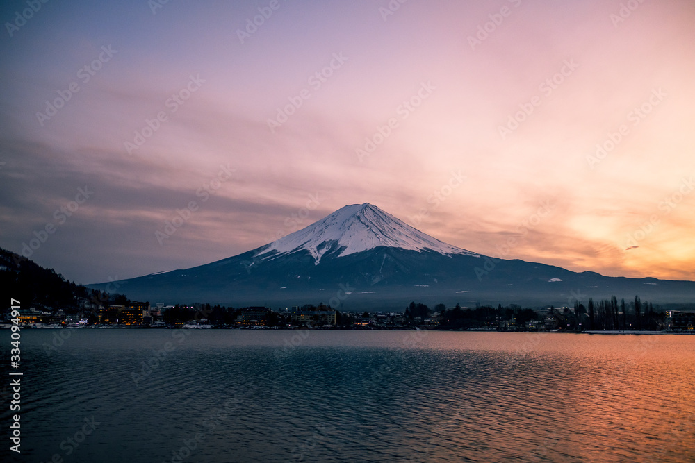 色付く富士山