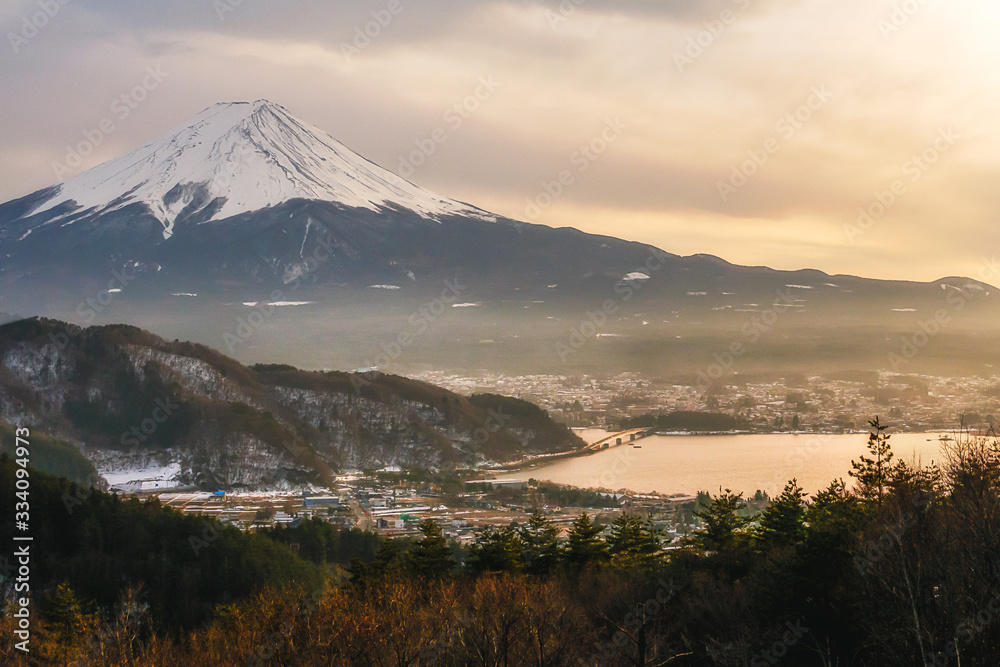 夕焼けの中の富士山