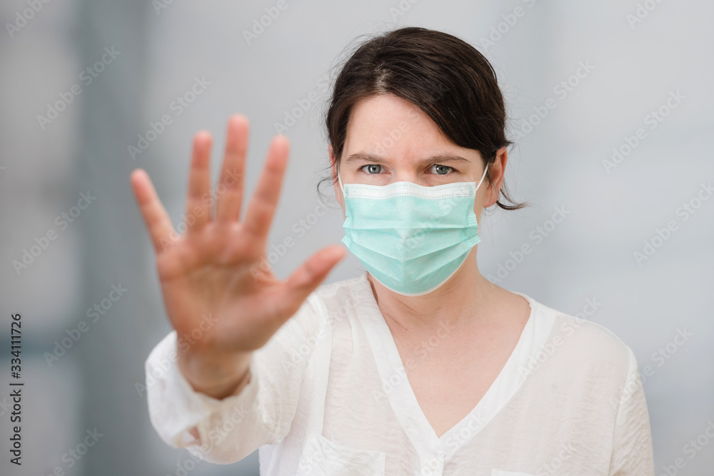 Frau mit medizinischem Mundschutz als Schutz vor Viren und Bakterien Covid-19 Coronavirus Maßnahmen Frau mit medizinischem Mundschutz als Schutz vor Viren und Bakterien Covid-19 Coronavirus Maßnahmen