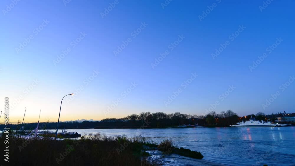 vue sur une rivière avec traverser de voiture par bateau bac