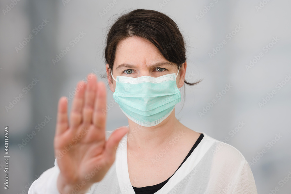 Frau mit medizinischem Mundschutz als Schutz vor Viren und Bakterien Covid-19 Coronavirus Maßnahmen Frau mit medizinischem Mundschutz als Schutz vor Viren und Bakterien Covid-19 Coronavirus Maßnahmen