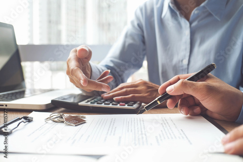 Business Insurance authorities showing an insurance policy and dealing the policyholder must to sign.