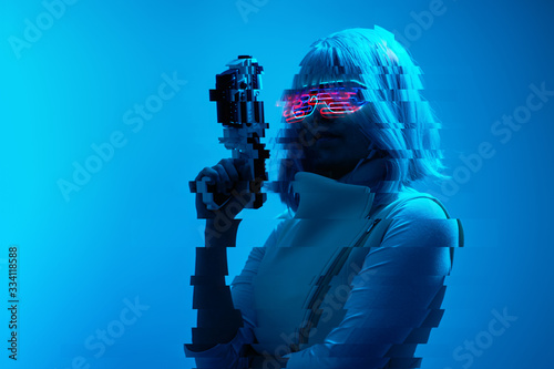 Fotografia Girl with blaster in the futuristic battle