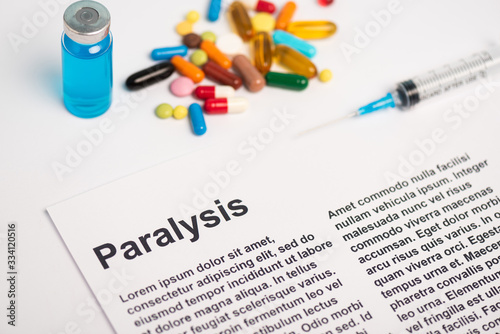 Εκτύπωση καμβά Paper with paralysis lettering near vaccine, syringe and pills on white backgrou