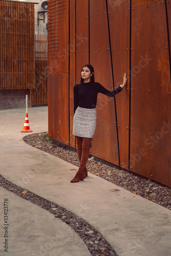 Obraz na płótnie Beautiful girl model posing against the background of the modern building w salonie