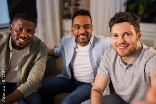 Cuadro en lienzo friendship, leisure and people concept - happy smiling male friends taking selfi