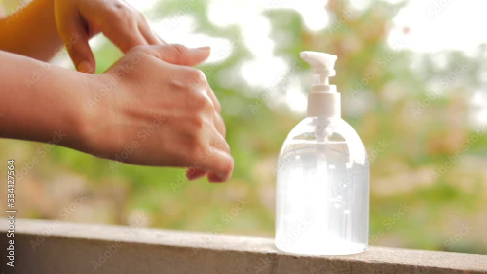 Slow-motion video clips of women showing how to wash their hands correctly with alcohol gel to prevent germs and the Covid virus 2019. Slow-motion video clips of women showing how to wash their hands correctly with alcohol gel to prevent germs and the Covid virus 2019.