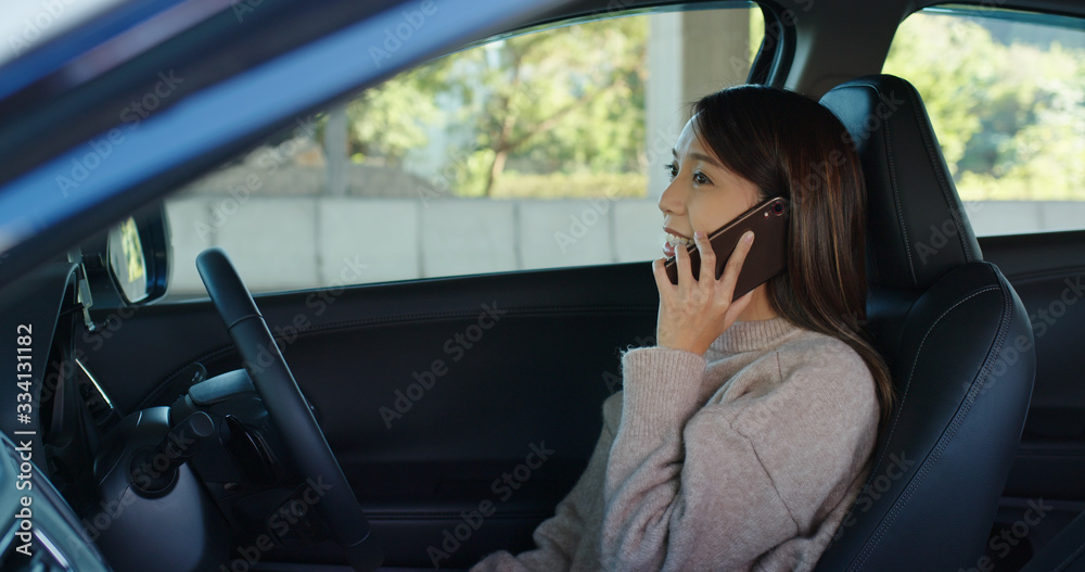 Woman talk to cellphone and drive a car