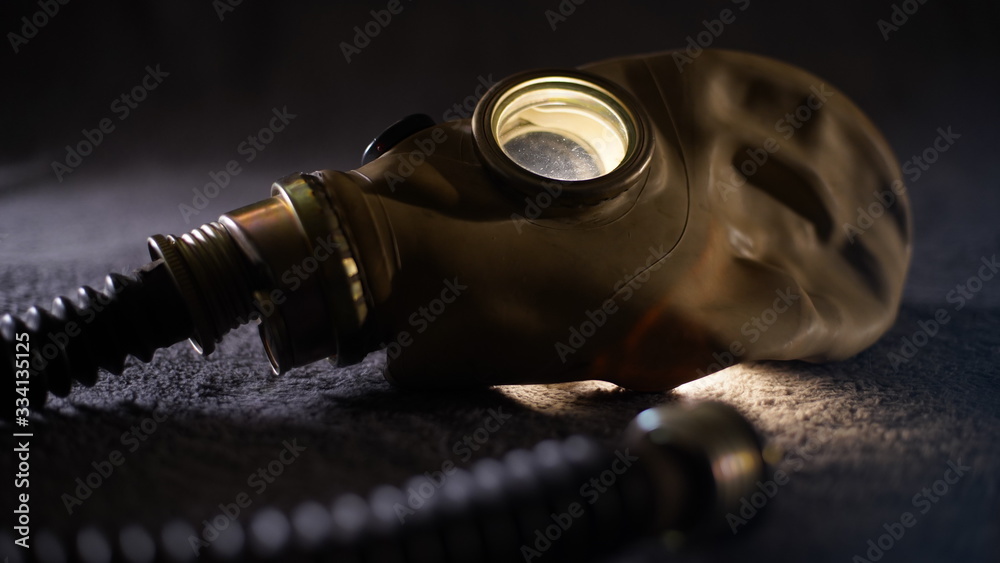 maska gazowa z filtrem powietrza - mroczne zdjęcie - obrazy, fototapety, plakaty 