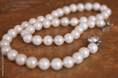 Perlenkette auf Holztisch
