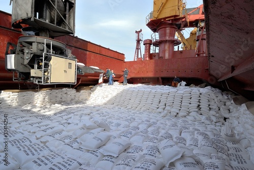 Bild auf Leinwand Port de Rouen, chargement de sucre sur cargo