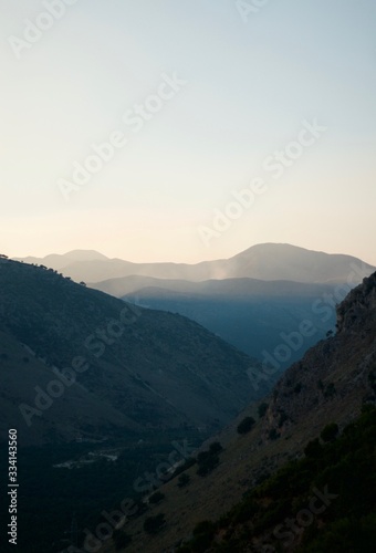 Nuages surplombant des montagnes  © Philas