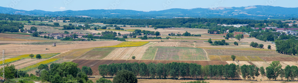 Paesaggio collinare con coltivazioni colline ed alberi  a Monteriggioni vicino Siena in Toscana, Italia